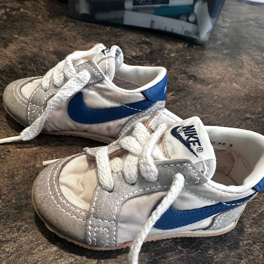 Collectible Vintage 1984 Nike Baby Sneakers shoes Sz. 2.5 blue & white classic